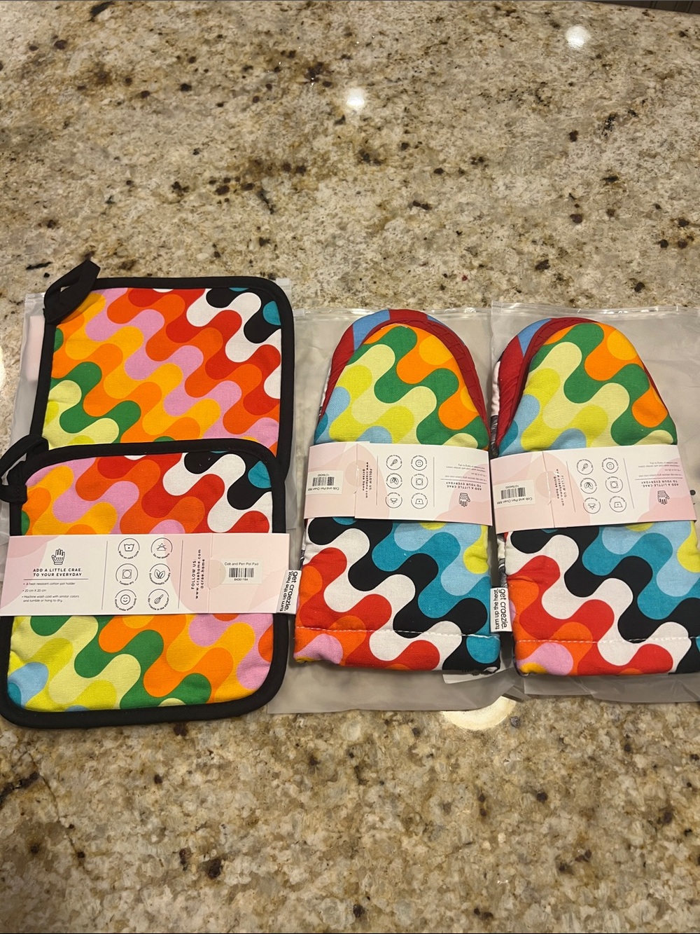 CRAE NWT (2) SILICONE OVEN MITTS & (2) POT PADS. COB and PEN pattern